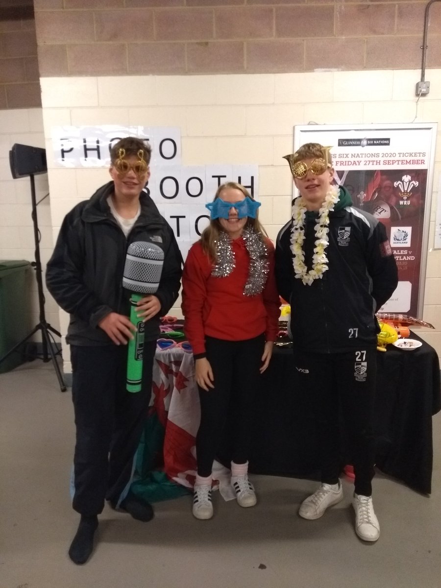 LlamauUK's tweet photo. Don't forget to tweet your photobooth pics and tag #sleepoutdiff! https://t.co/h5mZkllsMg