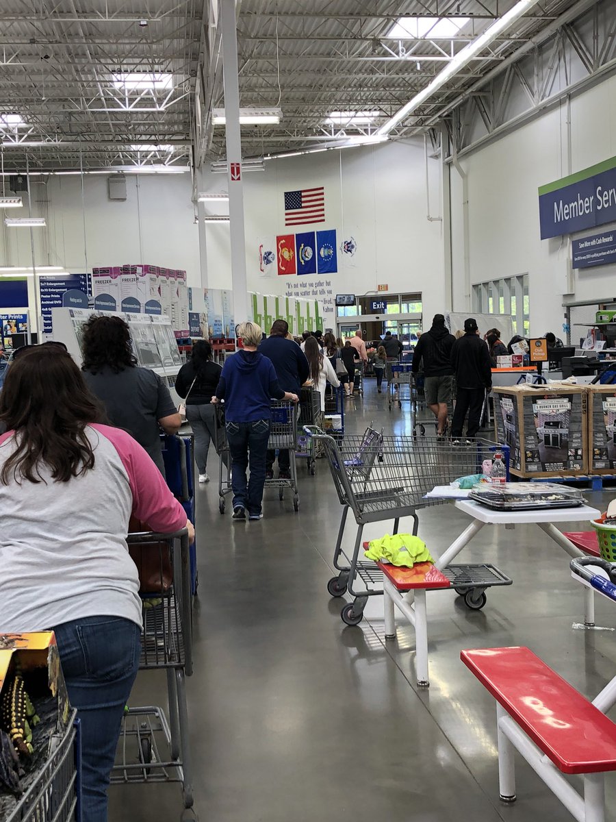 ImMrsSmith's tweet image. Heads up!  You have to have your membership card out when entering Sam’s club which is causing a slow down in getting in the store BUT!!! look at the line to get out.  #newpolicy? #samsclub @SamsClub