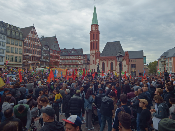 SeebrueckeFfm's tweet photo. <=
Zur Abschlußkundgebung der Römer voll. #Frankfurt setzt ein starkes Zeichen der Solidarität mit #Rojva.
#DefendRojava #RiseUp4Rojava https://t.co/E3UZS5zbz0