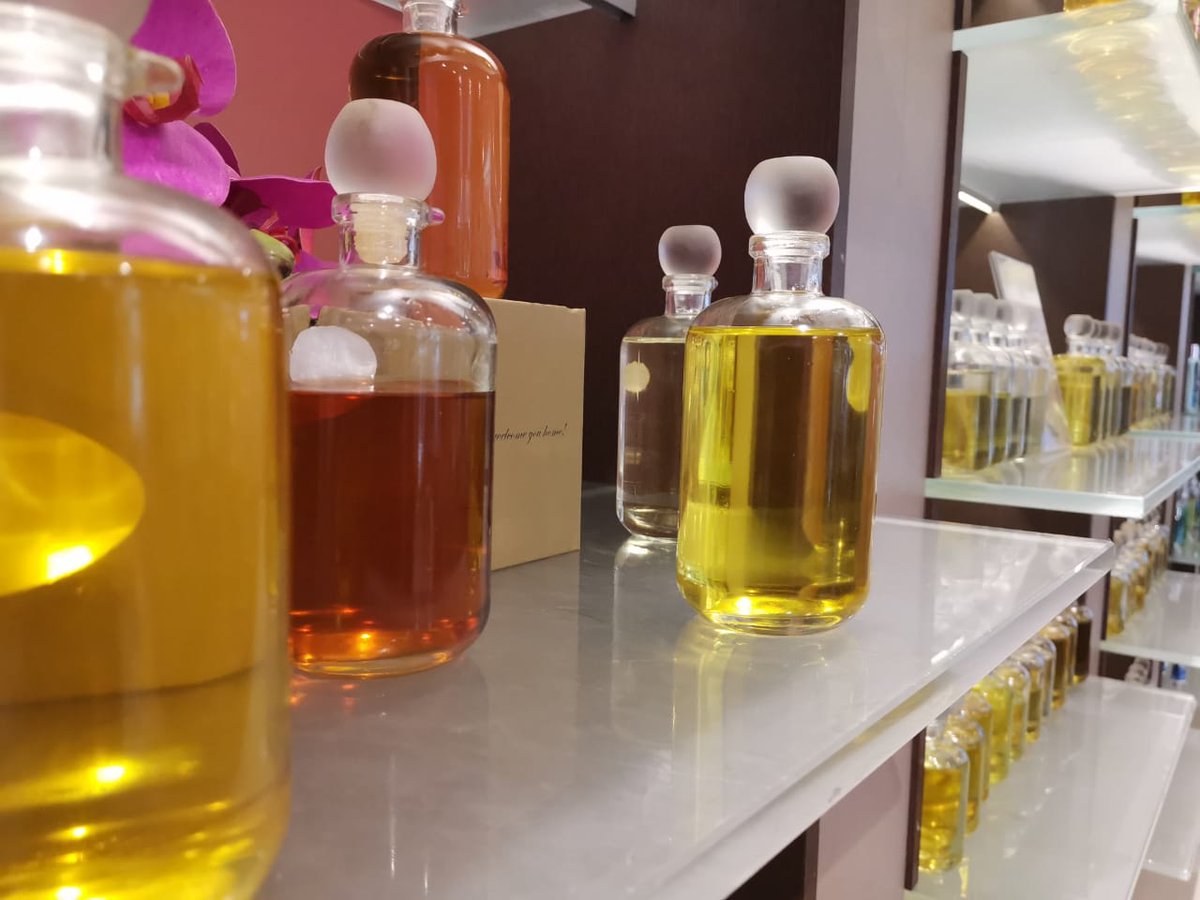 زهور Twitter પર ليس هناك اجمل من اجواء دافئة مليئة بالإسترخاء تعانق احساسك بعد يوم عمل شاق لذلك يمكن الاختيار بين اكثر من 121 نوع زيت عطري وانشاء الخلطة الخاصة بك زهور الريف