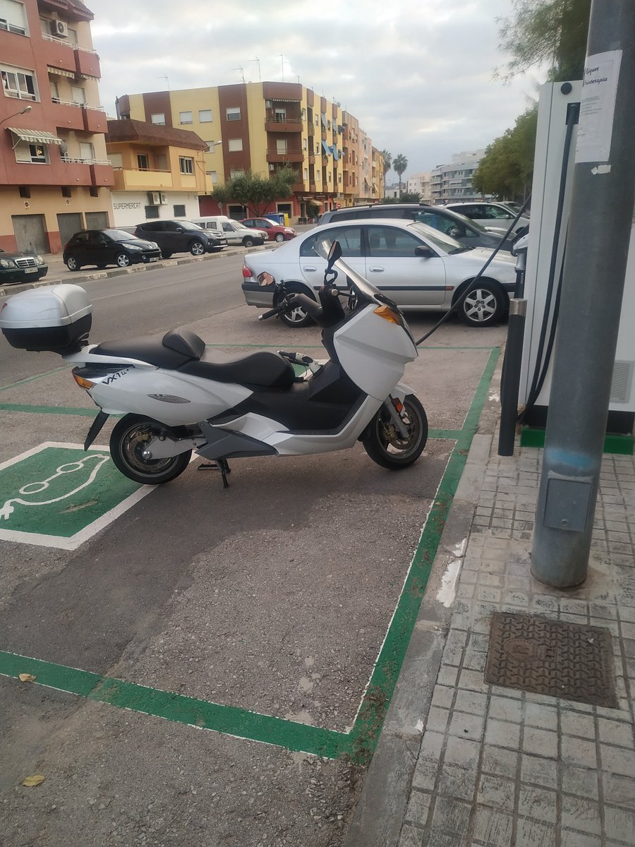 BikerElectro's tweet photo. Si se quiere, se puede. 1100 kilómetros Alicante-Barcelona en vehículo eléctrico. Siguiendo el sendero de @Mizar07 en una #vectrix
@alberic_ayto @ajamposta @ajuntament_vh @VectrixIberia
#movilidadelectrica #sisequieresepuede https://t.co/PSa8sSL7Mc