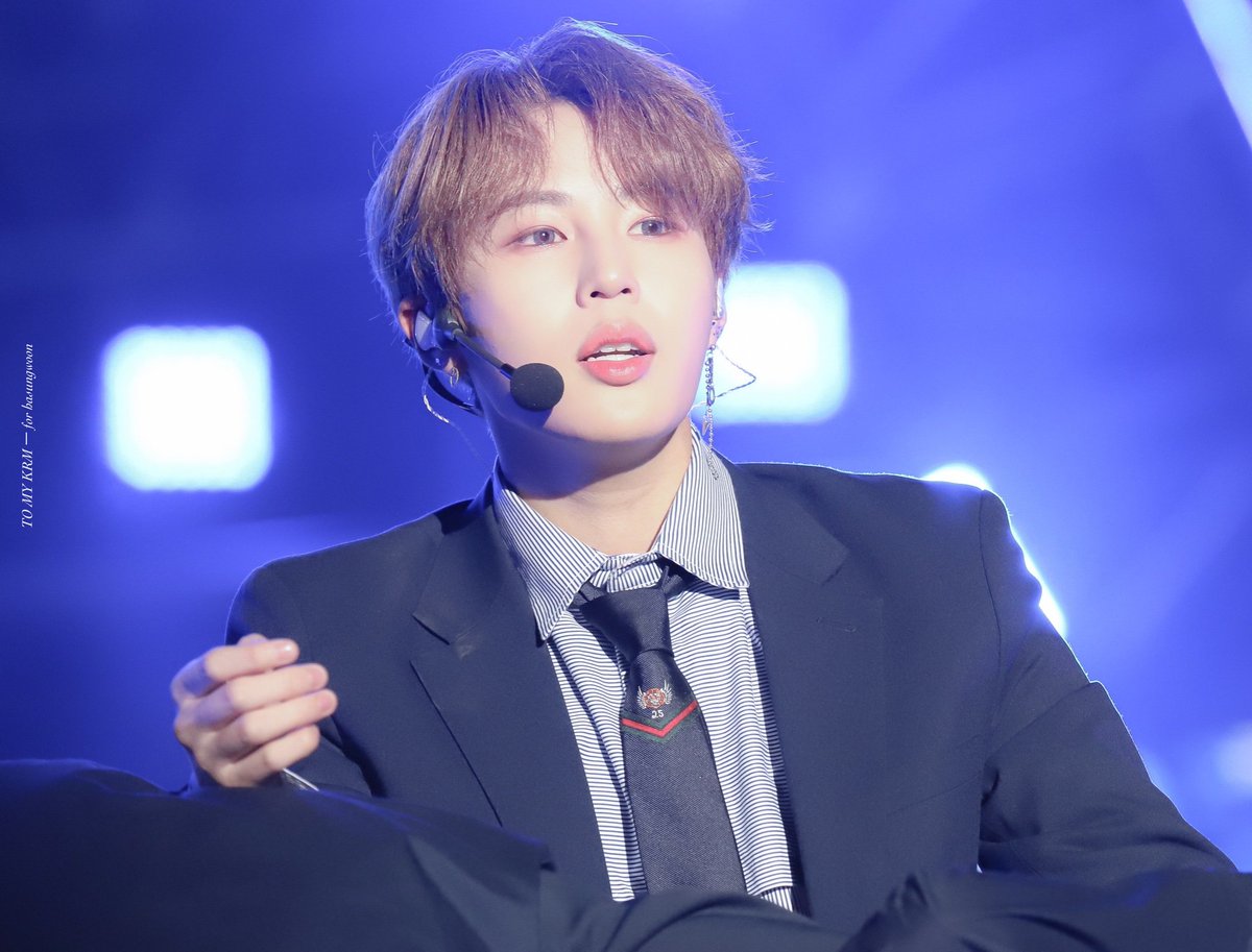 191012 아송페 
수트에 타이에 멋있다 진짜루...내심장 없어졌어.. 칼바람 넘 추웠는데 성운이 나왔더니 그런걸 잊고 너밖에 보이지 않았엉ㅋㅋ
#하성운 #성운 #HASUNGWOON