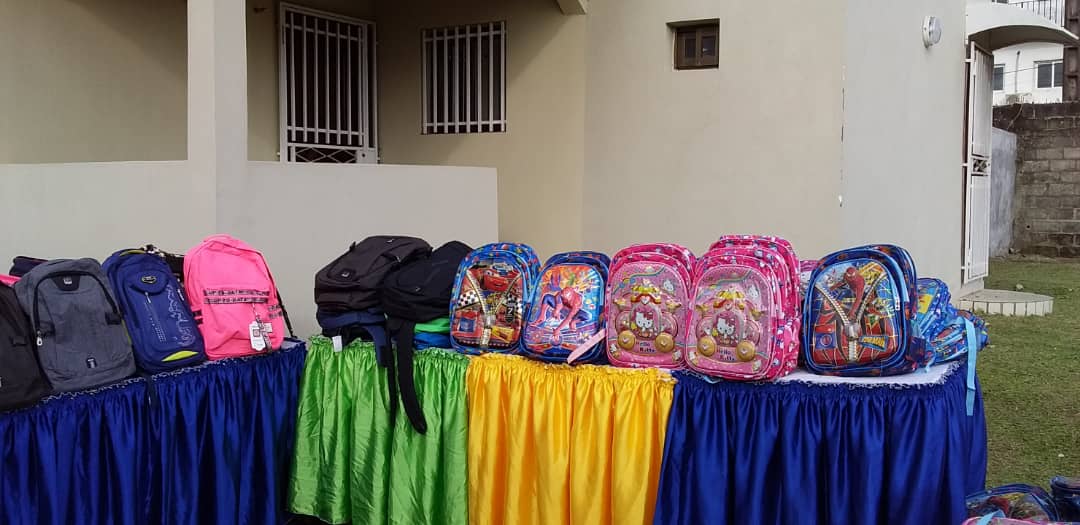 Remise des kits scolaires,ce jour à la permanence politique du Membre du Bureau Politique Guy Francis BIGNOUMBA en présence de quelques élus locaux,pour magnifier la politique de partage prônée par le chef de l'Etat,son excellence Ali BONGO ONDIMBA.
<a href="/BriceLaccruche/">Brice Laccruche Alihanga</a> <a href="/PresidentABO/">Ali Bongo Ondimba</a>