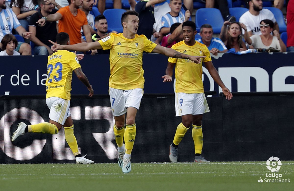 LaLiga's tweet photo. FINAL #MálagaCádiz 1-2

✅🆚 Ponferradina (3-1)
✅🆚 Mirandés (1-2)
✅🆚 Extremadura (2-1)
✅🆚 Racing (1-2)
✅🆚 Girona (2-0)
❌🆚 Alcorcón (3-0)
➖🆚 Dépor (0-0)
✅🆚 Almería (1-2)
✅🆚 Huesca (1-0)
✅🆚 Real Zaragoza (0-2)
✅🆚 Málaga (1-2)

@Cadiz_CF = ¡MÁS LÍDER! 

🔝💛🔝 https://t.co/6RnautcqS2
