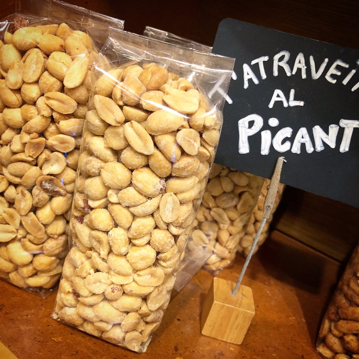 🔥T’atreveixes al picant? Cacauets de wasabi i cacauets picants!!! Si no els has tastat t’estan esperant...! 
Te atreves al picante? Cacahuetes con wasabi y cacahuetes picantes! Pruébalos...💚 #somcorbera #spicy #picante #wasabi #nuts #cacauets #corberafruits