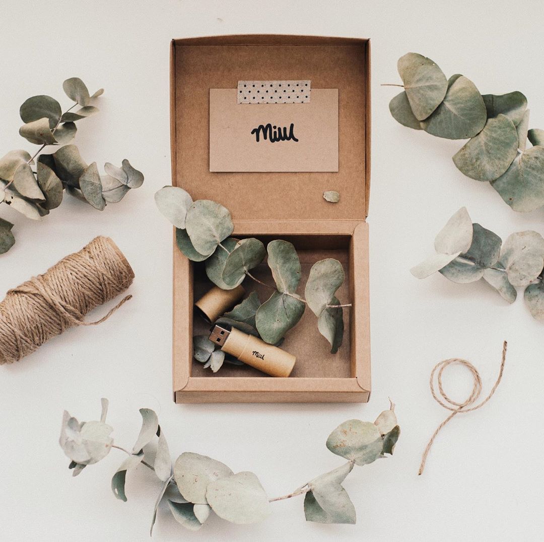 Here's another way of wrapping your product without using plastic 🌿♻️💚 this amazing idea is from @miwfoto using our box and hemp cord
.
#selfpackaging #ecofriendlypackaging #noplasticpackaging