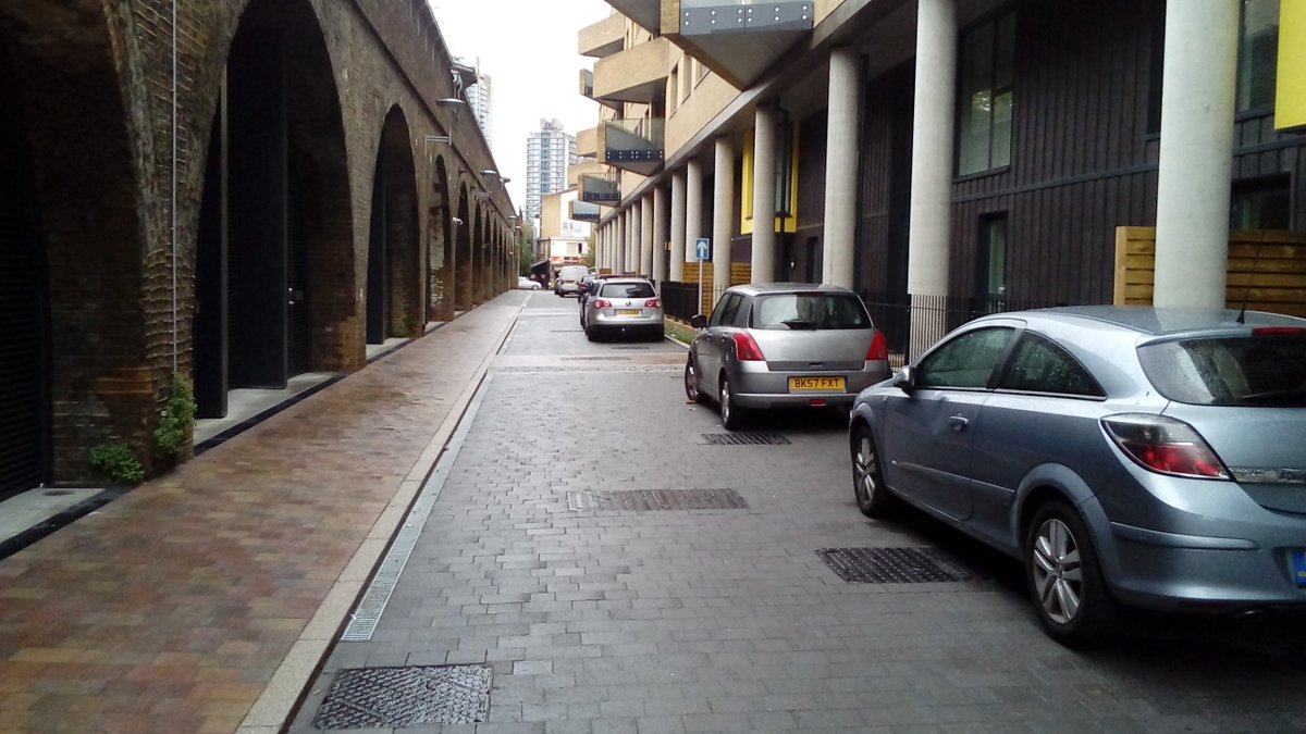 WalworthSociety's tweet image. Saturday 3pm - 15 cars parked along Angel Lane...the new #LowLine route through Manor Place Depot. Time @lb_southwark @NHGhousing to decide if this is a safe route 4 people to walk &amp;amp; cycle or just more free parking for cars @rebeccalury @MerrillDarren @cllrmseaton @Livingstone_RJ