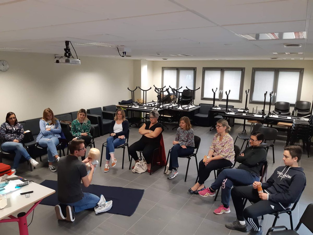 udsp37's tweet photo. Aujourd'hui avait lieu une formation #PSC1 au CIS de la Vallée Verte à destination des conjoint(e)s et enfants des #pompiers du centre animée par l' #ESS37
"Parce que se former aux gestes qui sauvent est essentiel ❤️"
#GestesQuiSauvent
https://t.co/tLdHFbkJkI https://t.co/yrE0Q5kqAf