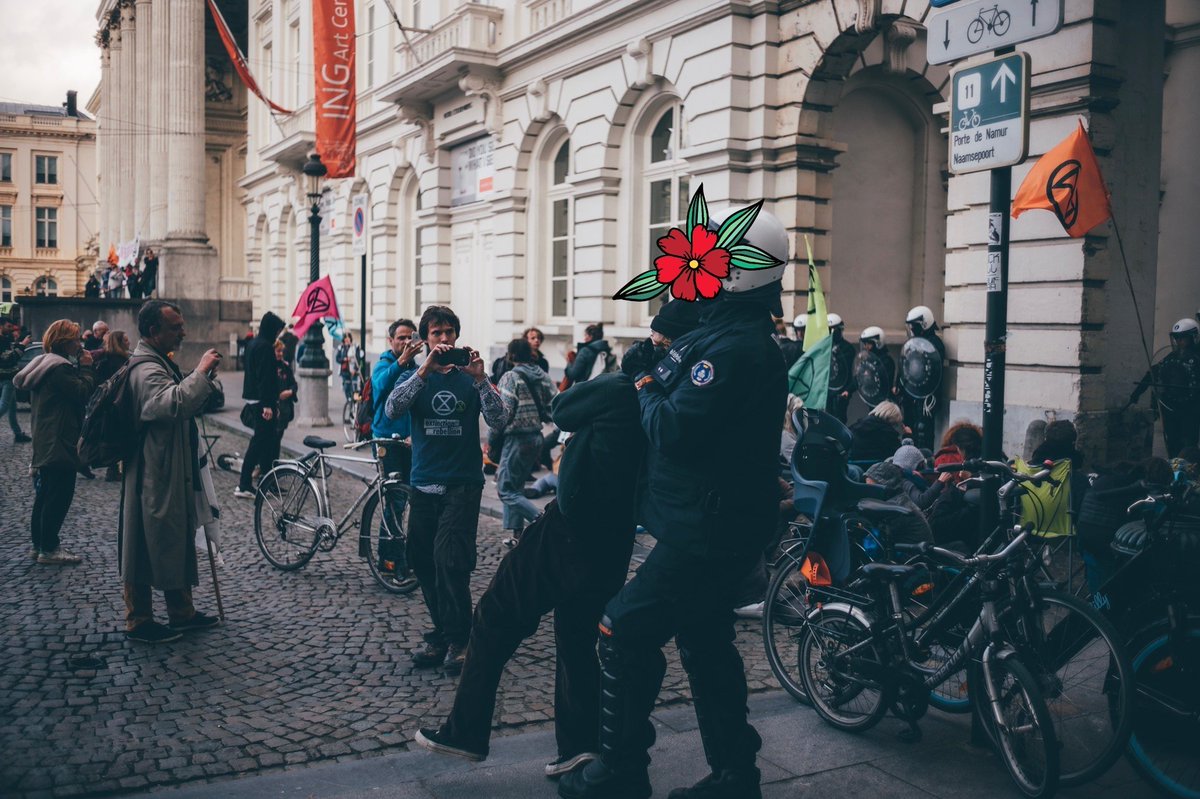 XR_Belgium's tweet photo. @MariaHennaG @richardandrewg1 We're so grateful to everyone who attended the #RoyalRebellion. 💚 We're one step closer to declaring a #ClimateEmergency thanks to you! 

Here's our latest batch of pictures from the action from the very talented https://t.co/OBJk30t47t #RoyalRebellion #InternationalRebellion https://t.co/cnjBP3oxDt
