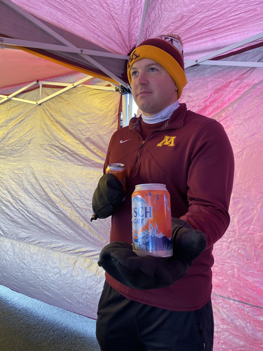 MrThorman's tweet photo. .@Mark_Trapp16 is attempting to hold a @BuschBeer like a server for 15 minutes. Well he make it!?! #TailgateChallenge #SkiUMah https://t.co/DQBNiYt3LE