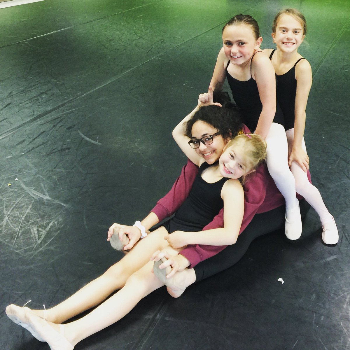 velocity5678's tweet photo. Happy first snow Saturday!! ❄️🥰We love our student assistants!! 💚
.
.
#VDT #dancestudio #mndance #velocity #vdtseason6 https://t.co/HPdbU7oEm7