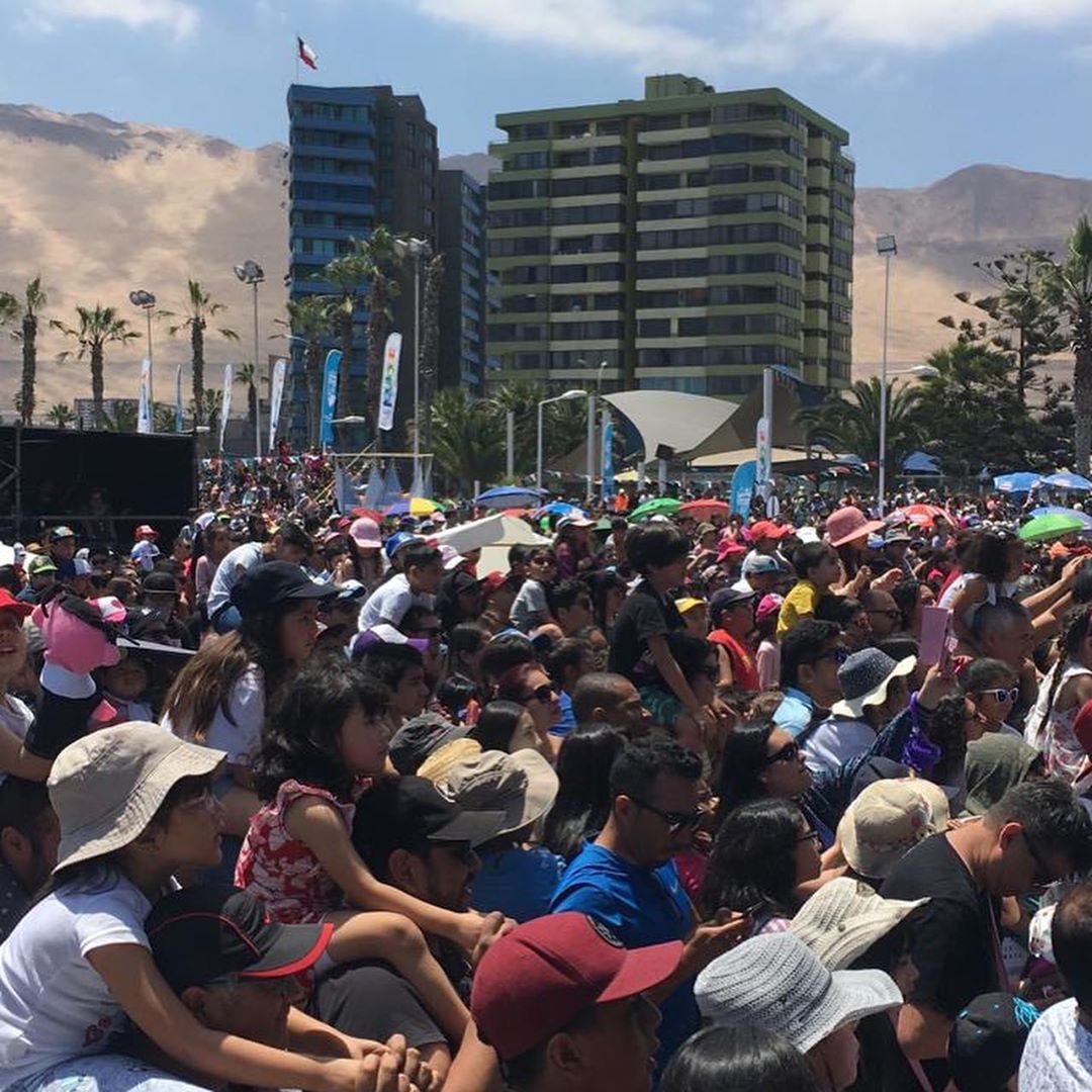 CarolaSchmidtZ's tweet photo. Gran participación ciudadana en los #FestivalesCOP25 @COP25CL en la Playa de Cavancha #Iquique.
Charlas, Talleres que buscan incentivar la #AcciónClimática y música para toda la familia.
@31minutos_tv #moraldistraida #DemianRodriguez y #frentetunupa
Es #TiempoDeActuar 🌍 https://t.co/S0A5JxeX3W