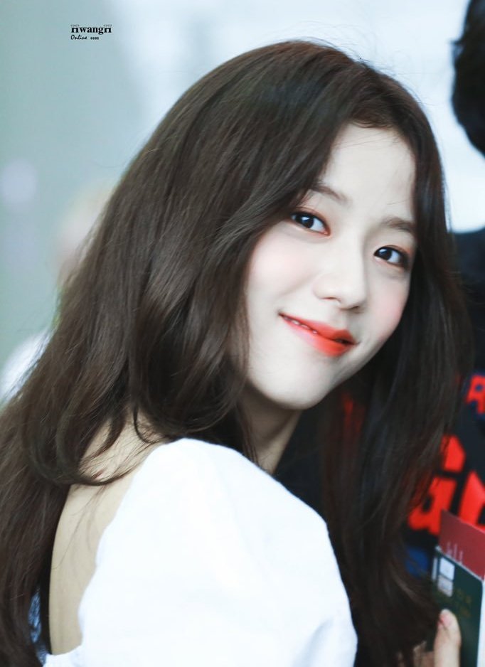 Jisoo as Esme Cullen-mom of the group-gets along with everyone-makes everyone feel loved and cherished