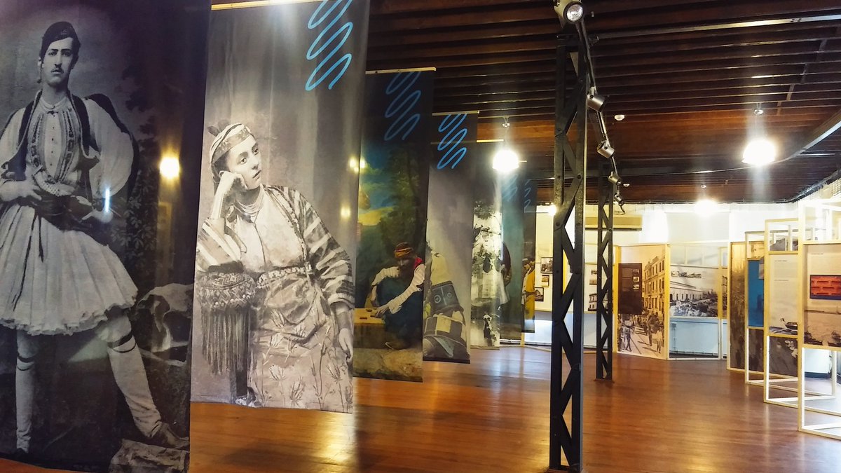 Birbirini kıyodan kıyıya gözeten iki kardeş şehrin hikayesi: AH KARDEŞİM/SELANİK-İZMİR 1880~1912. Türkülerle bağlanmış,insanlarıyla, deneyimleriyle, fikirleriyle, muasır olanı gözetmesiyle bütünleşmiş coğrafyaların hikayesini dinlemek için yolunuzu Hava Gazı Fabrikası'na düşürün!