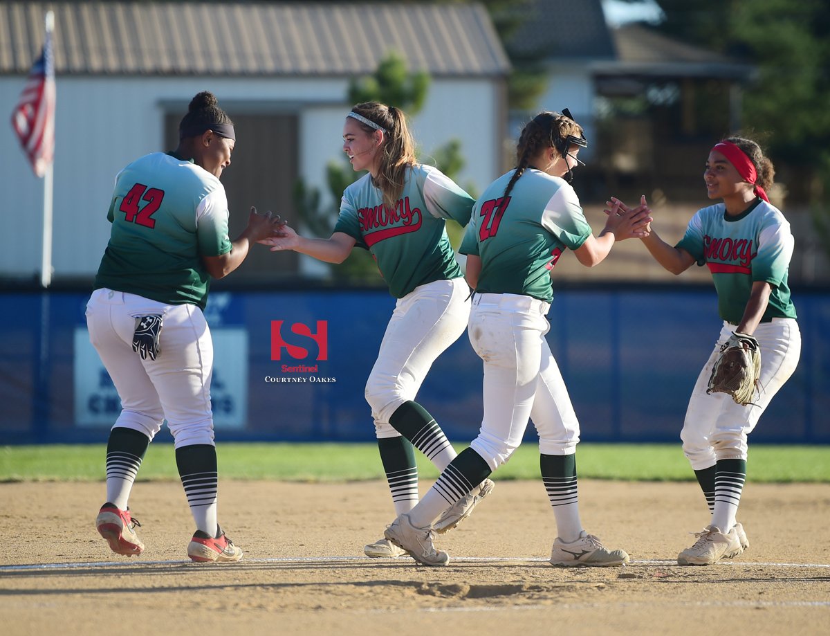 aurorasports's tweet photo. Softball: Spurred by heartbreak from last season, senior-led, youthful Smoky Hill team on verge of 20-win season and equipped to finish this postseason push - https://t.co/P7z40v8BO8 @buffssoftball @CHSAA @SentinelColo #copreps #sentinelpreps #aurora https://t.co/9aCoo11Q0L