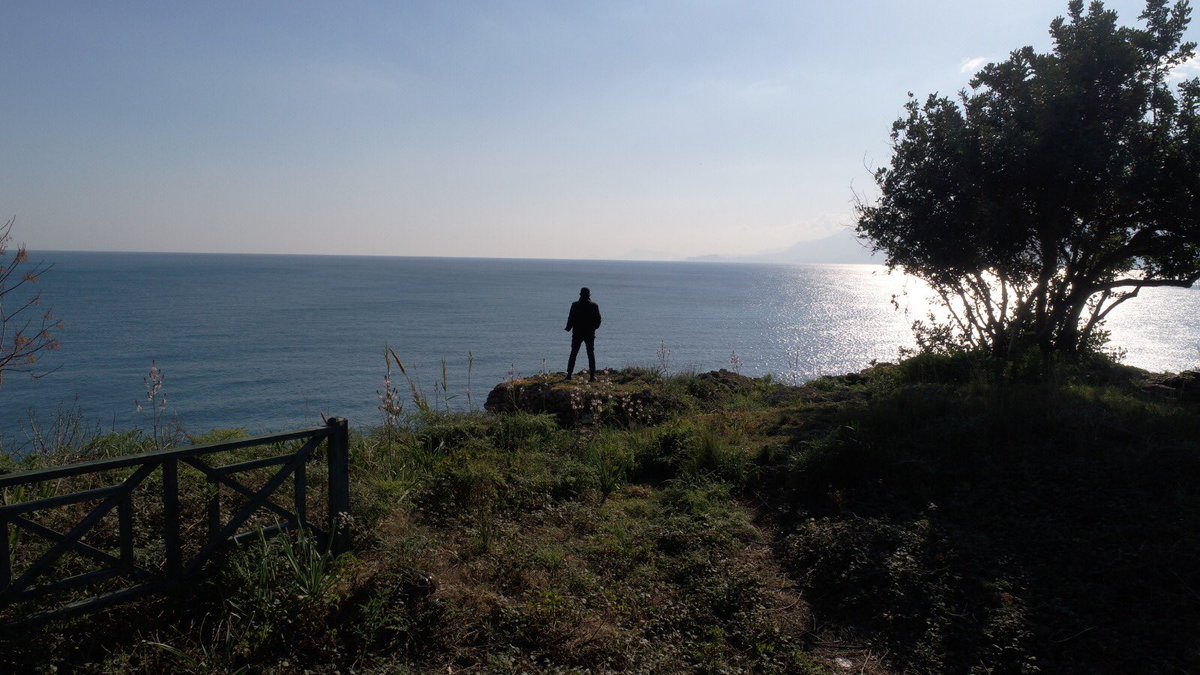 Sevmenin İnsanı Bıraktığı; İnsanın Sevmeyi Bırakmadığı Hikayeler..
Tesadüflere inanmayın..
#nakavtbelgeseli #kırmızılıkadın #belgesel #Documentary #life #tbt