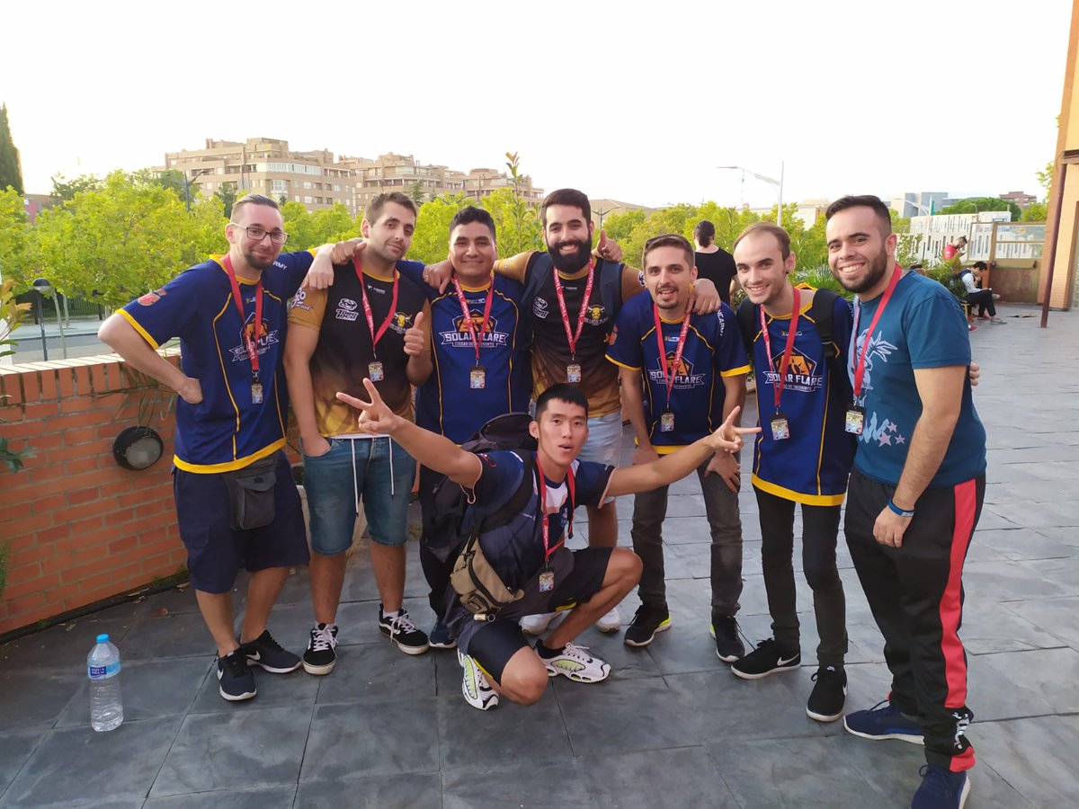SFSolarFlare's tweet photo. #Fighting | Resumen de nuestros tops en el @VortexTourname1 es:

@TomyLeBeau Top 1 Buena persona
@GGIRATORIO Top 9
@INC_Akito Top 13
@agoolv23 Top 32

Estamos muy orgullosos de sus resultados y de como se han esforzado ❤😍

#GoSolar #Tacoronte #EnciendeLaLlama #Esports #GoSolar https://t.co/2tDtPS7NdJ
