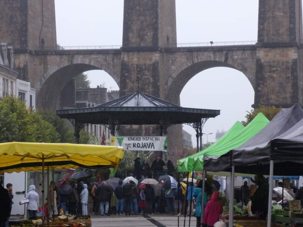 DieubBzh's tweet image. Rassemblement à Morlaix en soutien au Rojava et contre l'état fasciste turc . Solidarité revolutionnaire avec le Rojava. Une soixantaine de personnes présente.
#Kurdistan
#fight4rojava
#Morlaix
#Rojava
#Bzh