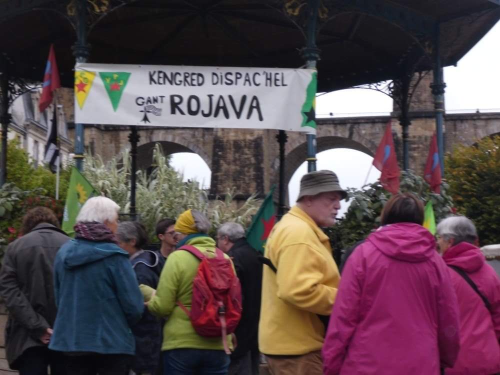 DieubBzh's tweet image. Rassemblement à Morlaix en soutien au Rojava et contre l'état fasciste turc . Solidarité revolutionnaire avec le Rojava. Une soixantaine de personnes présente.
#Kurdistan
#fight4rojava
#Morlaix
#Rojava
#Bzh
