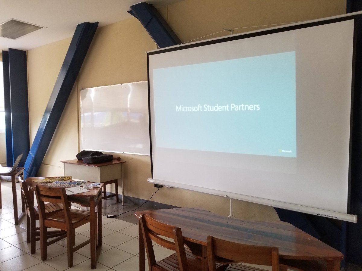 IamRobertoDev's tweet image. New MSPs helping others 😀👨‍💻 #MSFTStudentPartner #LocalHackDay @MLHacks