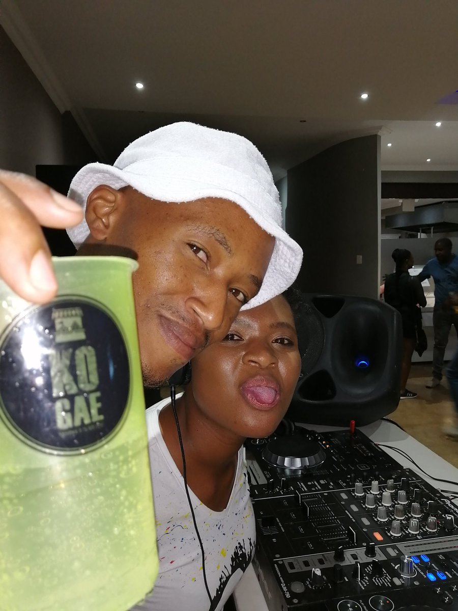 MduduziMats's tweet photo. 30 November #koGae with @mycoolerbox @OfentseMafa local drink plus local talent @99% ( all thanks to Hlaudi) ๐ it's gonna be ๐ฃ๐ฅ๐support local talent ๐ฏ๐ https://t.co/LyV7lXJRUm