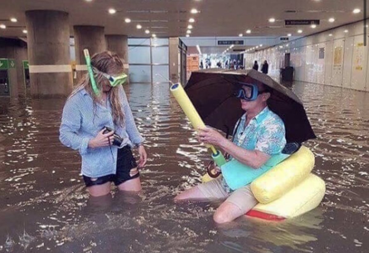 yeskiri's tweet photo. スウェーデンのウプサラ��央駅が大雨で冠水してもめげない現地の人達が面白すぎるから皆見て https://t.co/dFpMmstoYq