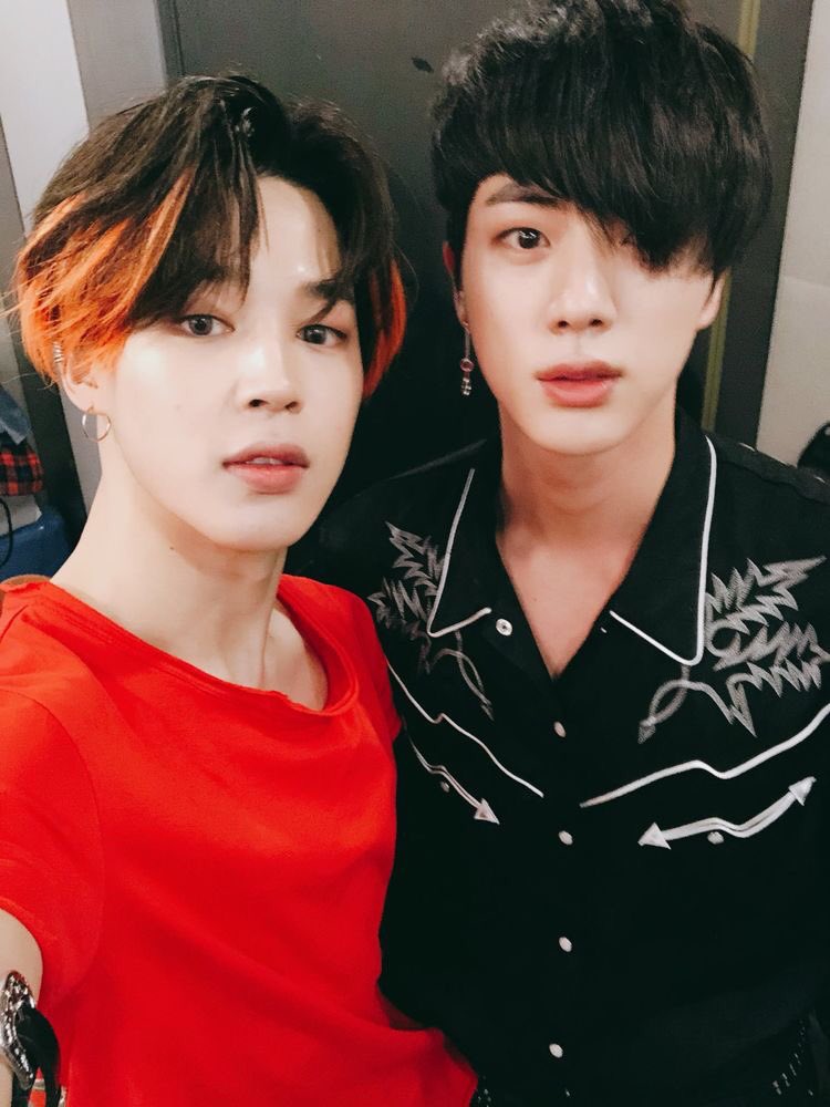 umhiri's tweet photo. You with Jin are special, you are like brothers of the same blood, you are funny, you love each other, you make fun of yourself. I remember when an interview pulled your hand to see how strong you are but he pulled you almost to make you fall on him, babe, be careful.
@BTS_twt https://t.co/rBMwDR02nZ
