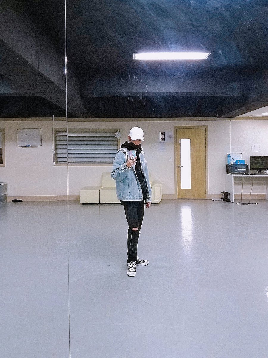 24K__UK's tweet photo. [TWITTER] 191009 IMCHAN

"[#Imchan] Shall we meet on the roof again today? 🥰🔫💦 #24K #Imchan #DailyChan #HangeulDay #JoinUs_OnTheRoof_AgainToday"

#24K #투포케이 #임찬 #IMCHAN https://t.co/BCrgXtdeM6
