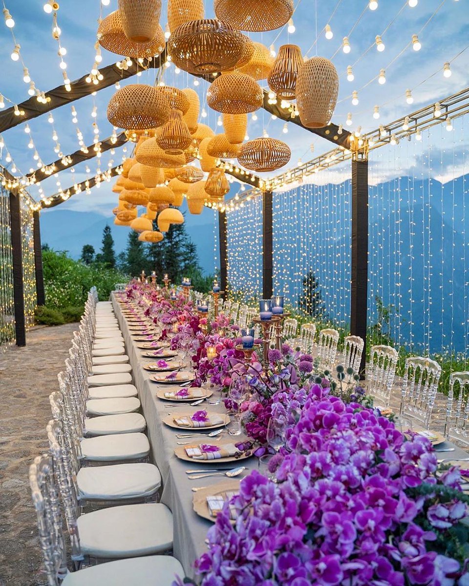dbodanovias's tweet photo. ¡#Detalles y más detalles! No pueden faltar en una #Boda inolvidable. Y combinar lo más simple trae resultados fabulosos: un #Venue al aire libre decorado hilos de luces, lámparas artesanales y una mesa espléndida, con un arreglo central lindísimo en tonos #Violeta #WeddingDecor https://t.co/WXpP5VUwxm