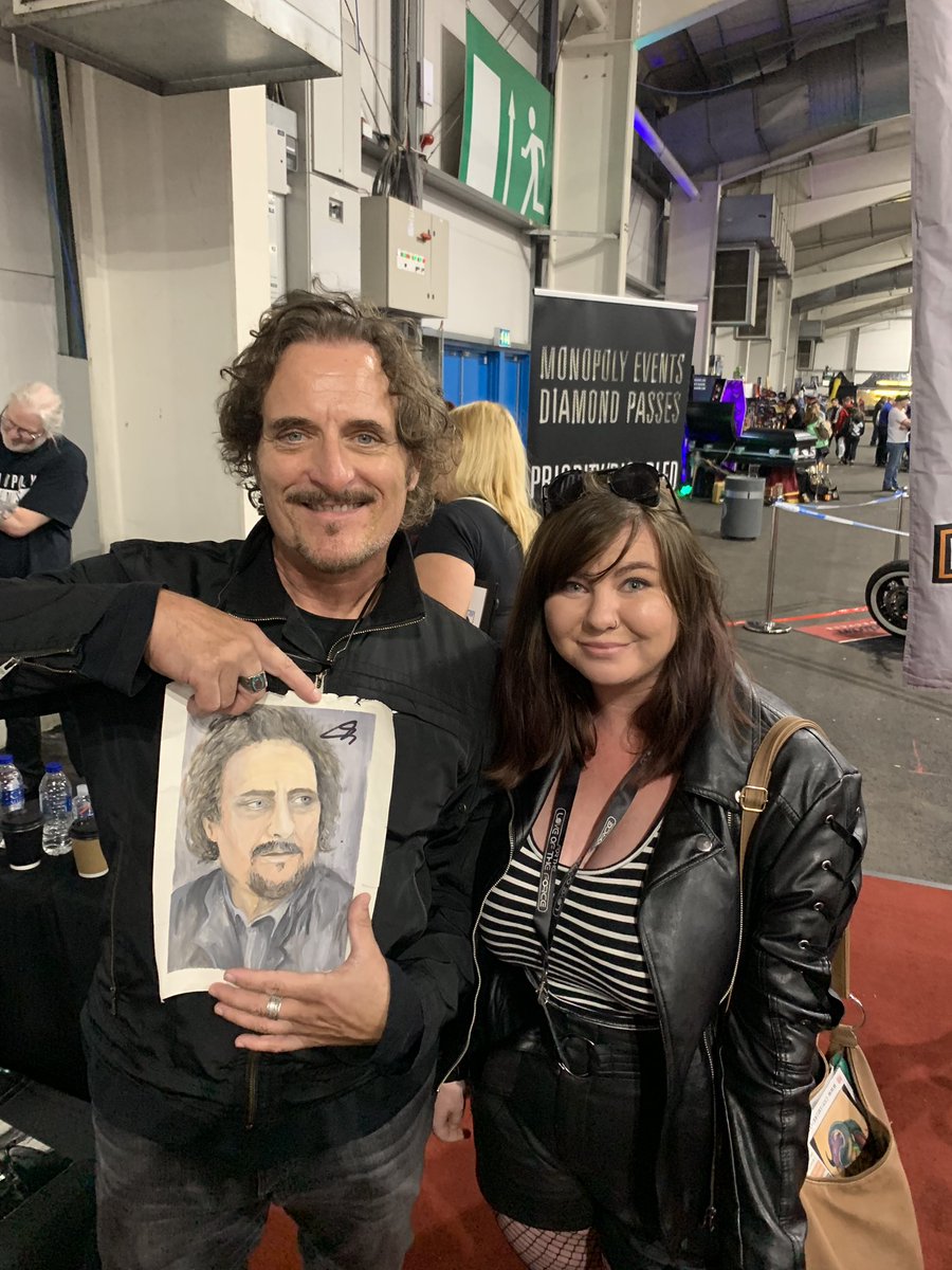 My favourite pic ever. Thank you @KimFCoates for recognising my artwork and being so kind and lovely and supportive to me. It means the world and I will keep working at it because you’ve given me the confidence to do so. Much love xx #kimcoates #soa #scotlandcomiccon