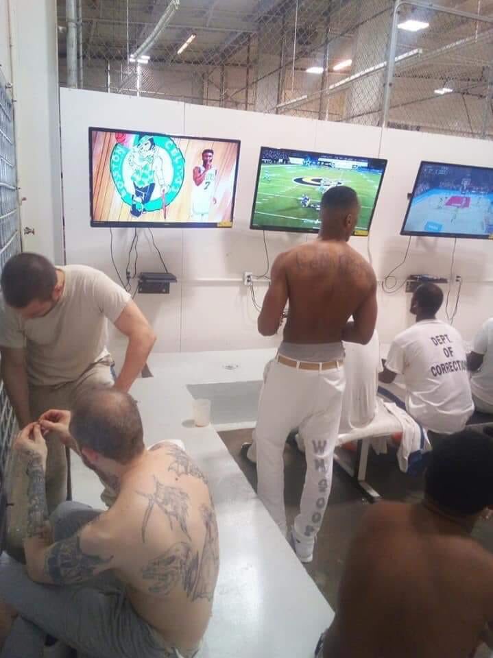 GRINDZ44O's tweet photo. They living good😂😂😂 https://t.co/x3HYvKAAci