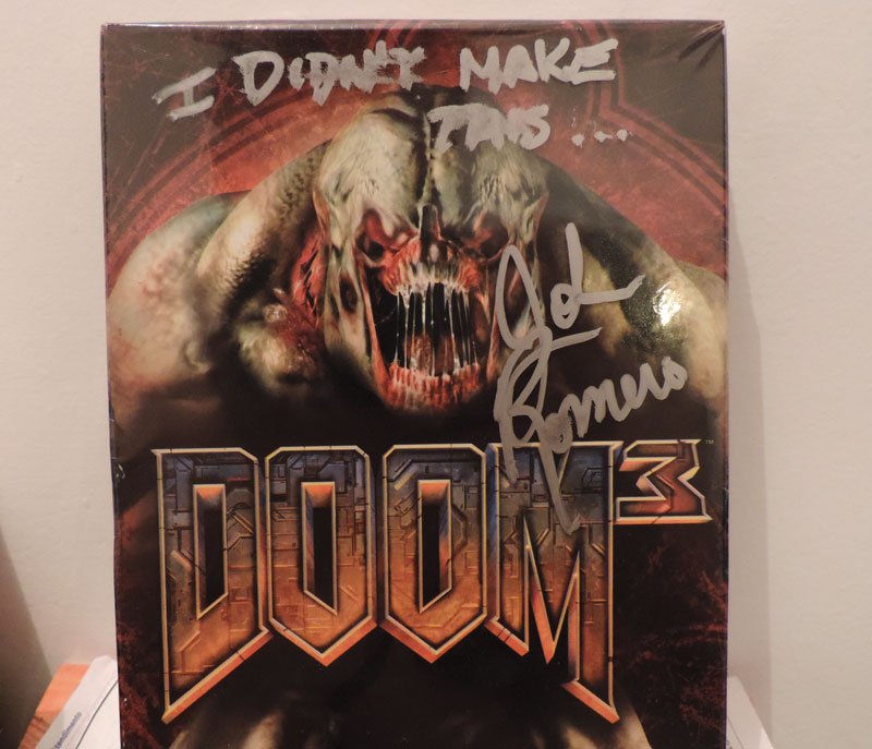 «Я не делал этого»: Джон Ромеро оставил автограф на коробке Doom 3