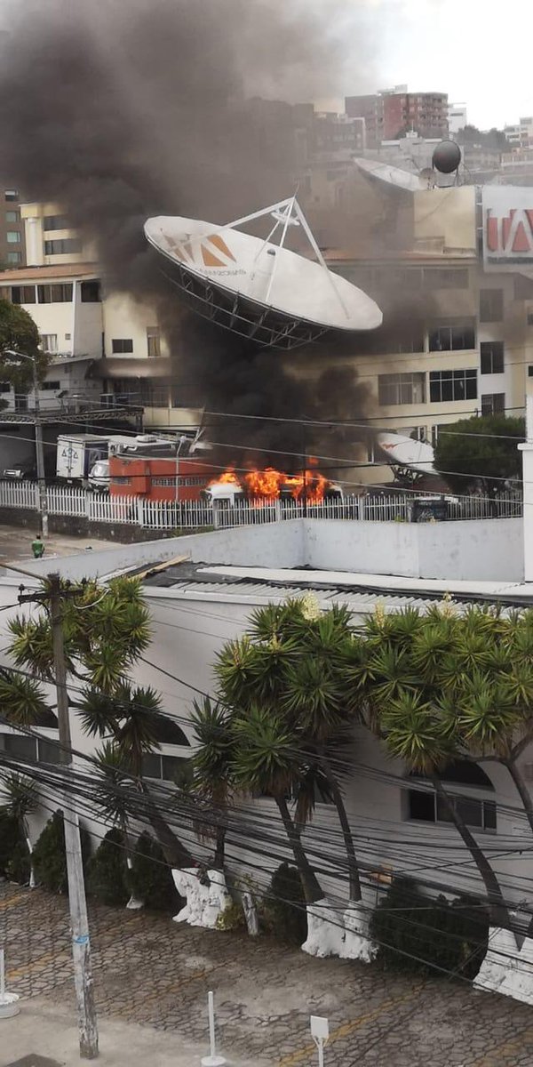 notimundoec's tweet photo. #URGENTE | Reportan incendio en las instalaciones de @teleamazonasec atacado por manifestantes.

#ParoNacionalEC https://t.co/vRpUMlyOYw