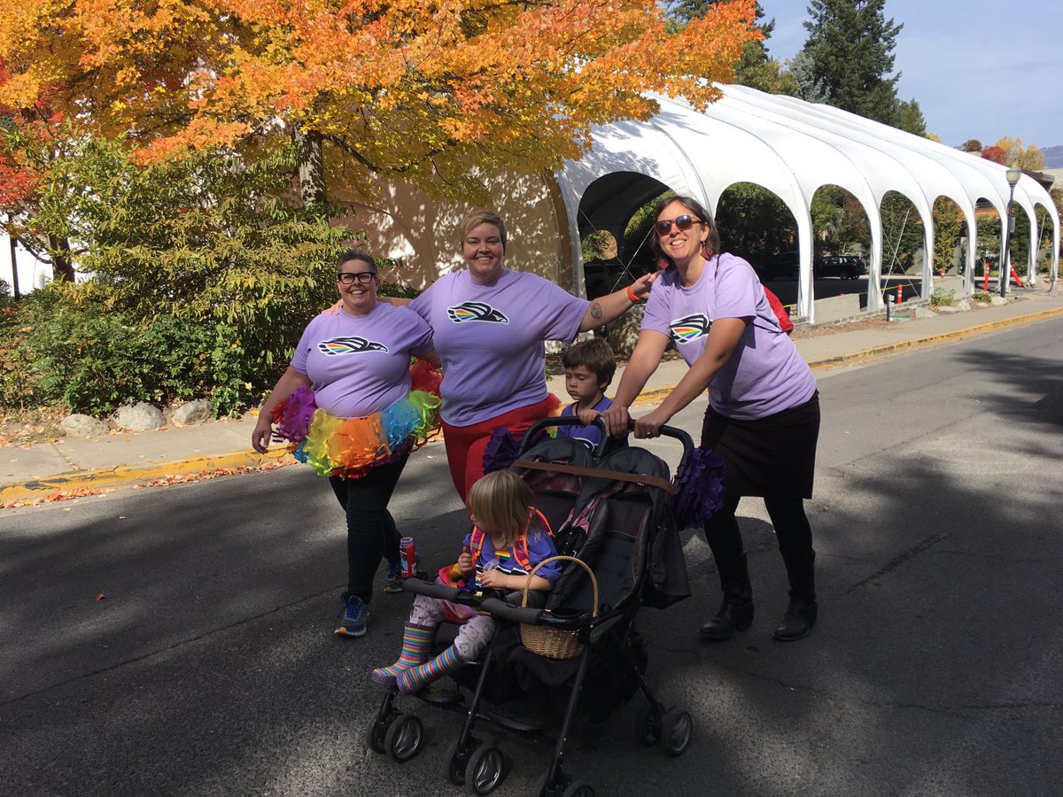 LindaKSchott's tweet photo. Rockin’ lavender! ⁦@SOUAshland⁩ ⁦@QRCSOU⁩ #SOPride #Rainbowraiders https://t.co/Qs65DY9BTe