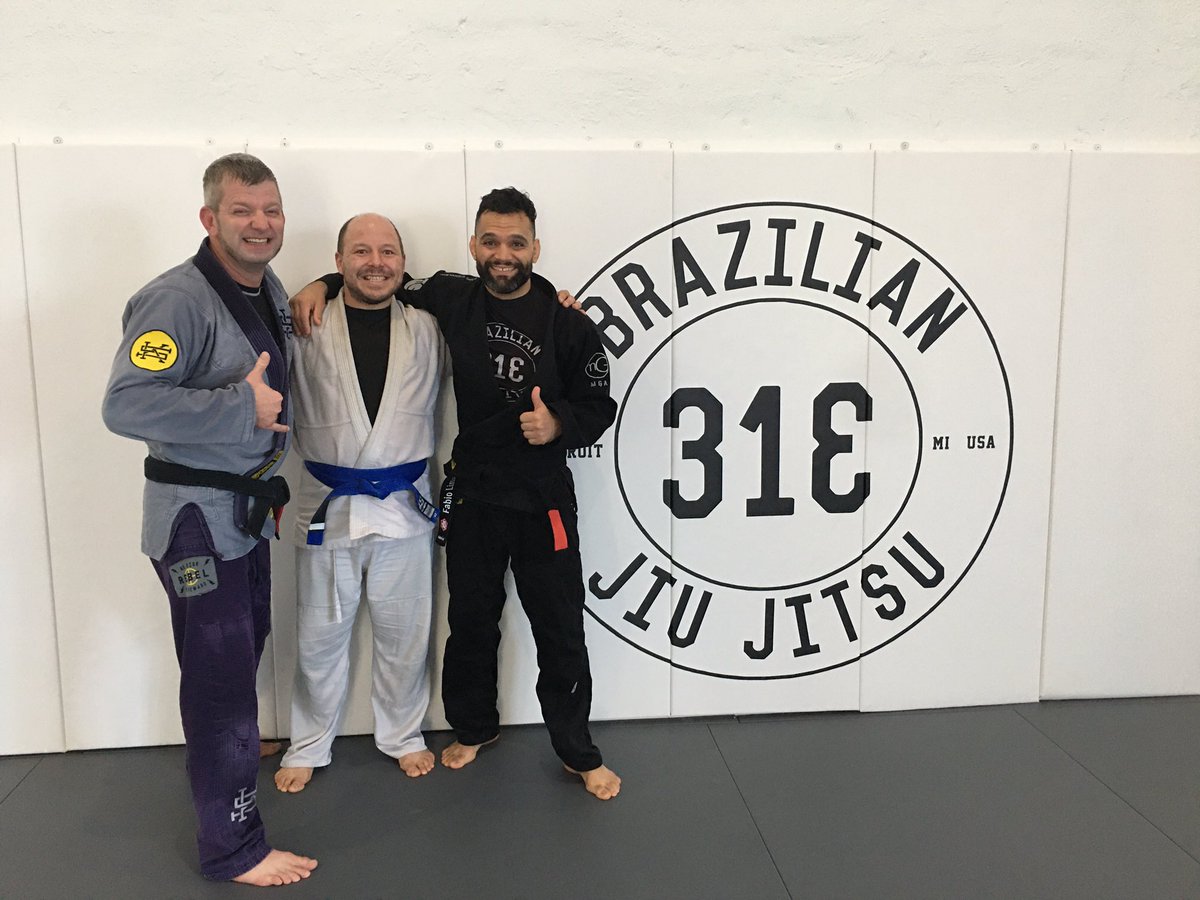 CasinoKevin1979's tweet photo. Another amazing day of #JiuJitsu @313BJJ in #DetroitMi
#ILoveThisGame #AlwaysLearning #HardWorkPaysOff #ContinuousDailyImprovements #BJJ #JiuJitsu #JiuJitsuForLife #JiuJitsuLifestyle #MarceloGarciaAssociation #313BJJ #DetroitMi #Oss https://t.co/nqK1nxWBud