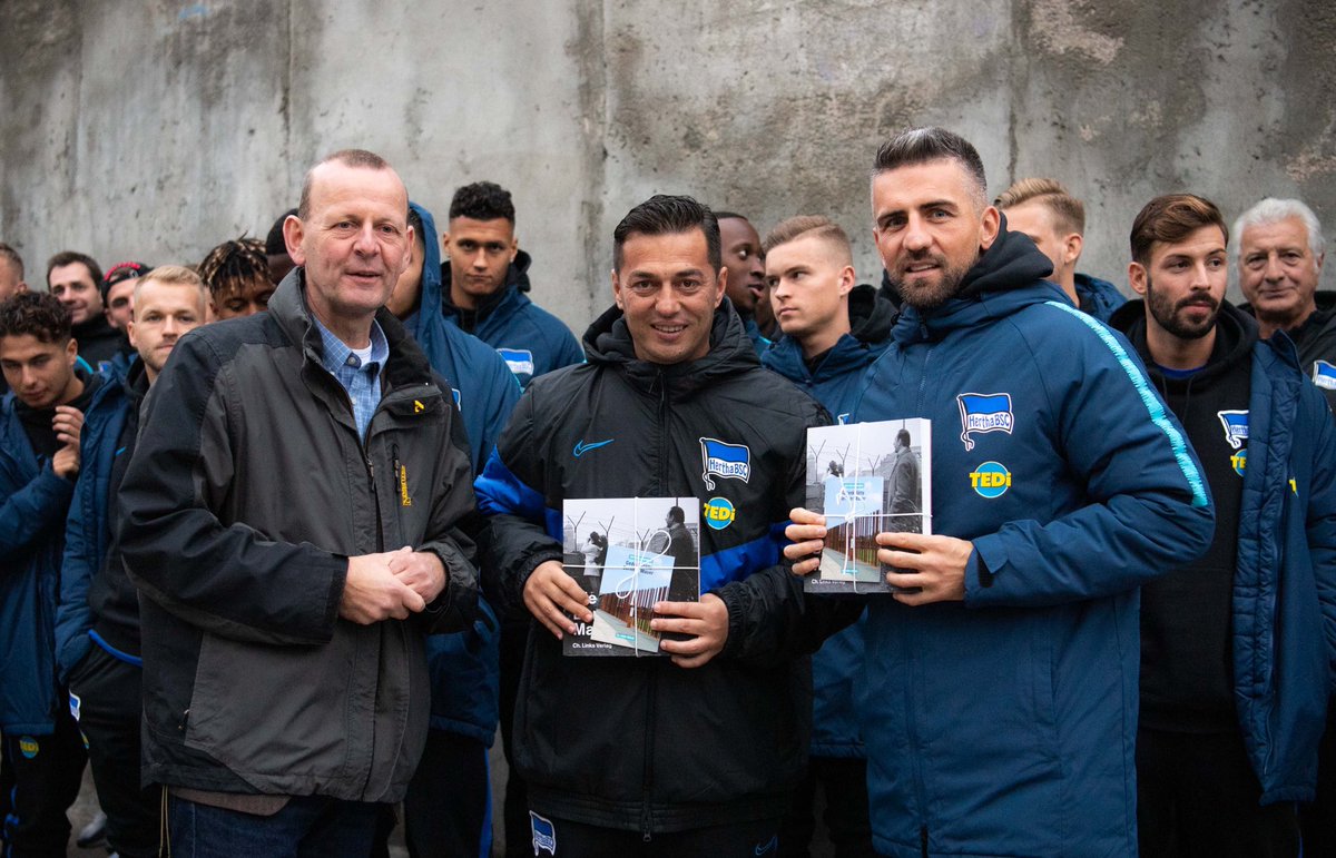 antecovic14's tweet photo. Ein wichtiges Jubiläum steht an: #30jahremauerfall Durch die Wiedervereinigung haben wir gute Menschen in unsere Mitte zurück bekommen. Das feiern wir am 9. November in diesem historischen Hertha-Trikot #hahohe https://t.co/mjp6ZiyO1W