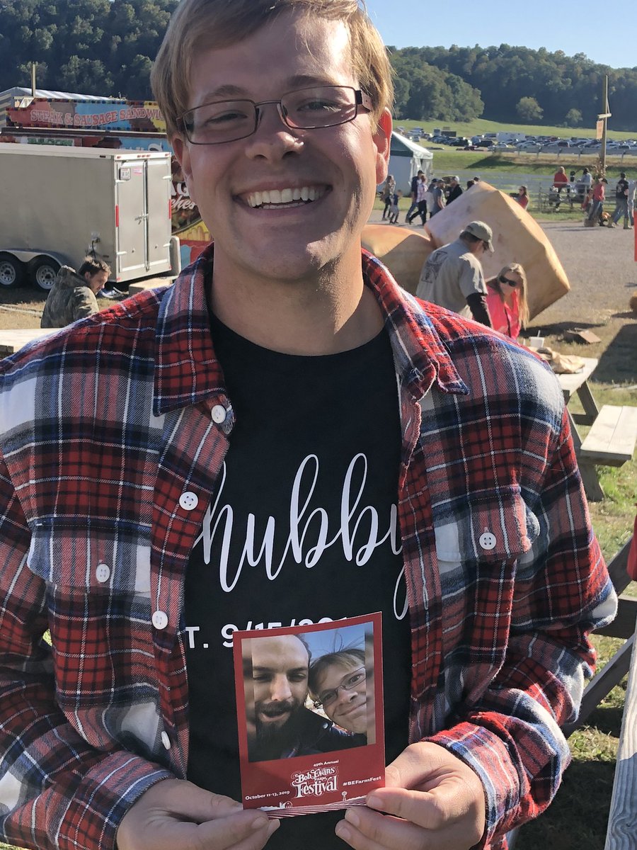 crazymike01's tweet photo. Picture of the guy in the picture holding his picture. #BEFarmFest https://t.co/HxAKEOYeSJ