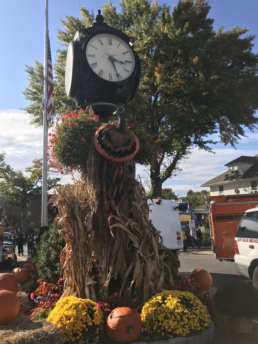 SteveMcTravel's tweet photo. I’m noticing a recurring motif of pumpkins here in Sleepy Hollow. Weird. #Halloween #travel #sleepyhollow https://t.co/8JXpAtEDMi
