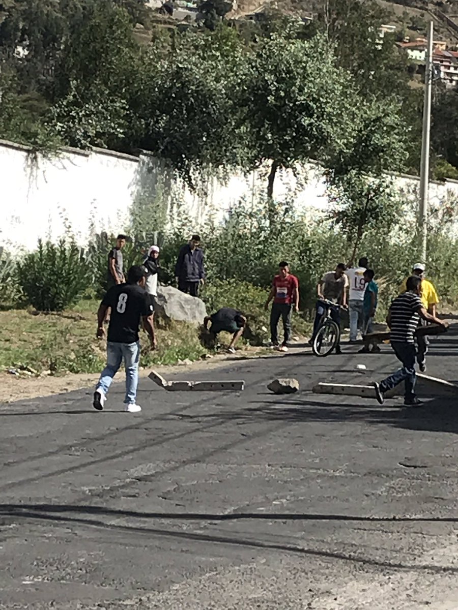 jgmino's tweet photo. “Manifestantes pacificos” queriendo sacar piedras y palos a la altura de Tumbaco para tirar y bloquear la ruta viva @AMTQuito https://t.co/nX1oL9aR78