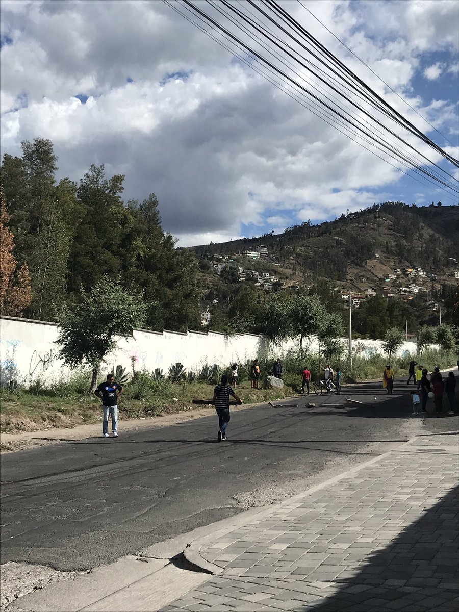 jgmino's tweet photo. “Manifestantes pacificos” queriendo sacar piedras y palos a la altura de Tumbaco para tirar y bloquear la ruta viva @AMTQuito https://t.co/nX1oL9aR78