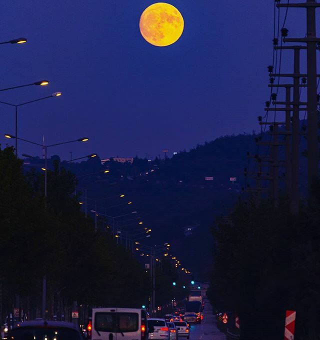 omersansal's tweet photo. Bir ay doğar ilk akşamdan geceden... Bu akşam ayın doğuşu. Kampa giderken karşımda kocaman dıruyordu. Arabayı sağa çekip bir kare almadan içim rahat etmedi.
@astrophotographyturkey #ay #moon #moonlight #moonshot #moonphotography #moon_of_the_day #moonlo… https://t.co/QdMy4CLjN0 https://t.co/l2kk2kYgqu