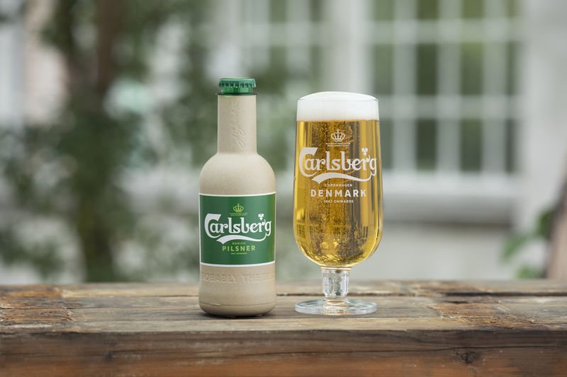Vulpes_No9's tweet photo. Carlsberg에서는 세계 최초로 종이로 만든 맥주병을 출시한다고 한다...이 맥주병은 100% 재활용한 목재를 이용해서 만든 것인데, 사용후 다시 재활용이 가능해서 여러모로 환경에 도움이 된다고... https://t.co/NsyJ3DlGwK