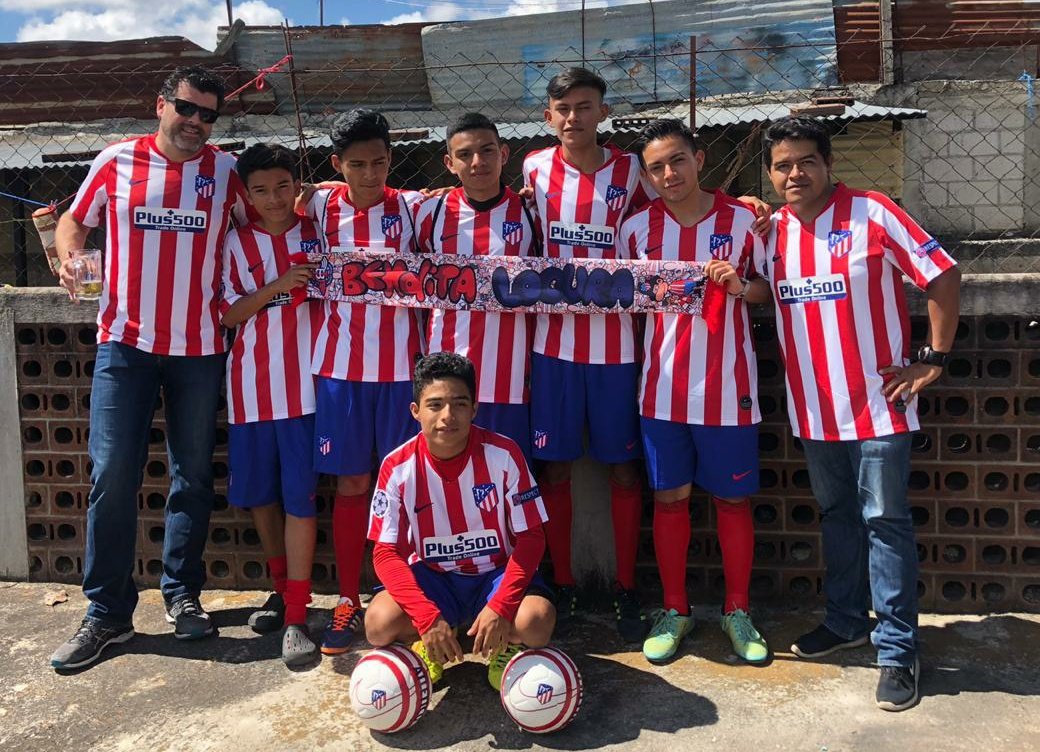 BenditalocuraAt's tweet photo. El @atletico3fc de Ciudad de Guatemala ya tiene sus uniformes rojiblancos. Nuestro embajador Chema está con Jorge y sus chicos  compartiendo una jornada muy emotiva para nuestra peña. ¡Gracias Chema y gracias a todos los que lo habéis hecho posible! #RetoAtleticoTres https://t.co/FlD9oK8Ip5