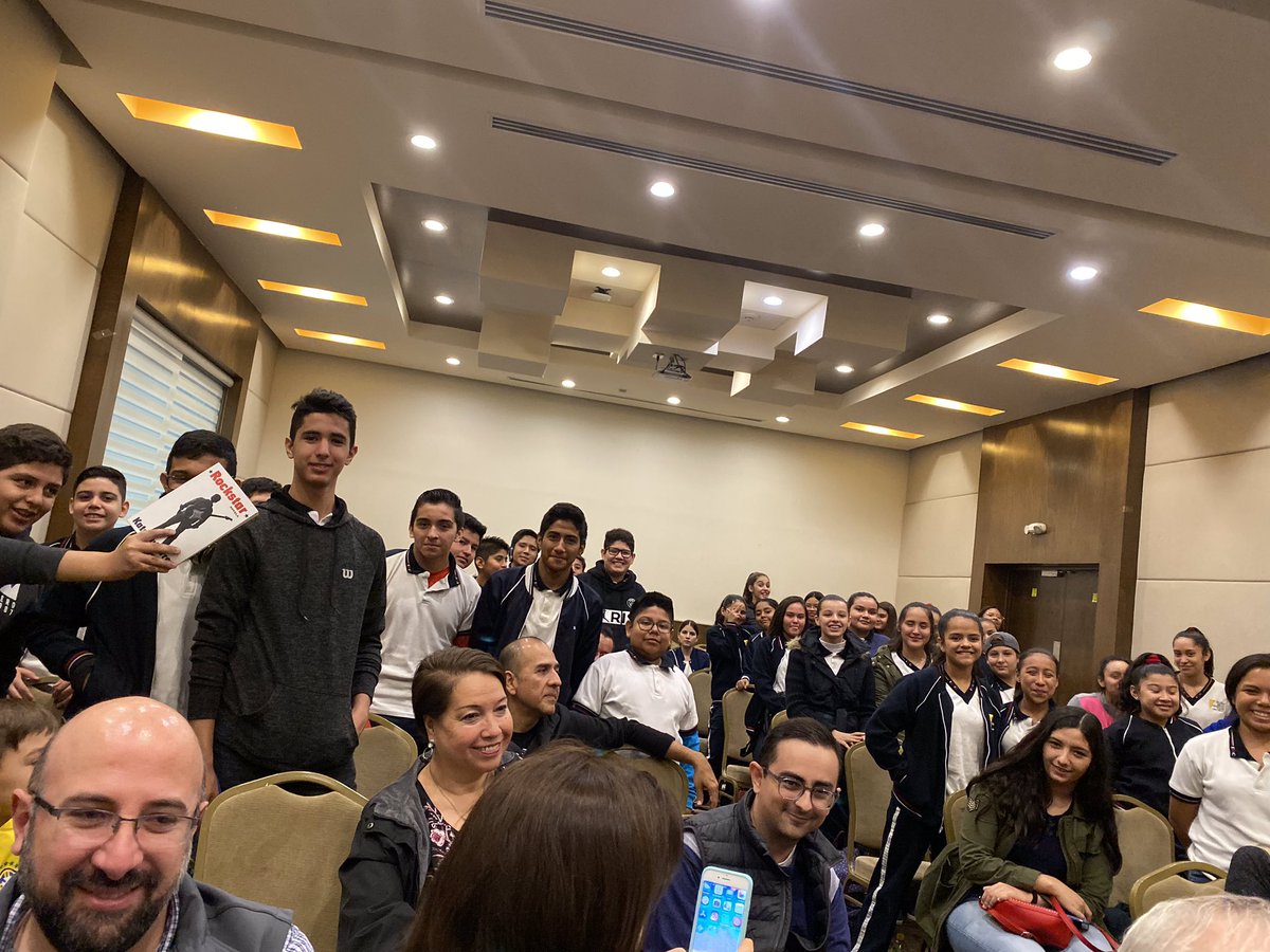lapauliv's tweet photo. @mrkato presentó su #Rockstar y estuvo increíble en @FeriaLibroMty ! Lleno de chavos que son sus fans y de quienes lo queremos ♥️ https://t.co/yAp9KkB79J