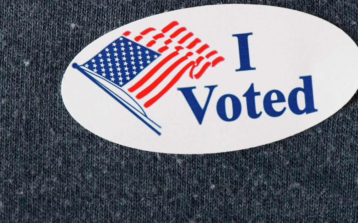 DesMoinesYMCA's tweet image. Exercise your right. ☑️ We're joining @ymcayag, @inspire2vote and @IowaSOS to invite Iowa students, educators and community partners to the Iowa Youth Voter Summit on Oct. 20 at the #WellmarkY. Don't miss this free summit: ymcayag.org/ia