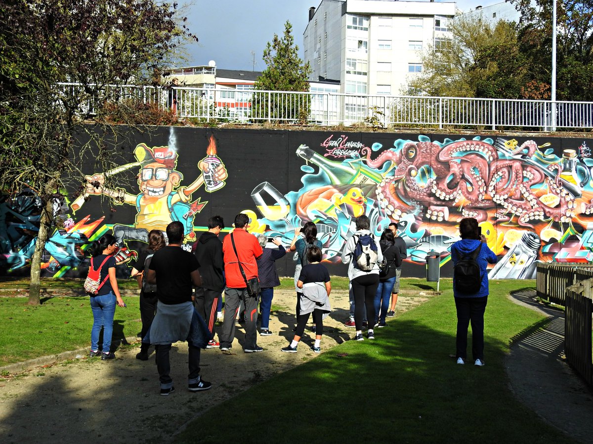 guido_guia's tweet photo. Día inesquecible. Dentro do proxecto #OLugoMenosCoñecido hoxe foi o turno do 1º paseo guiado (da historia?) pola #ArteUrbana de Lugo. Un soño feito realidade, imposible sen a axuda de #OtroPrisma, #ConceptoCirco, #OPrimoDeBanksy, @LeandroBarea, C.E.I.P. Paradai e @sabelaurizc ❤️ https://t.co/5cX2M1NfQf