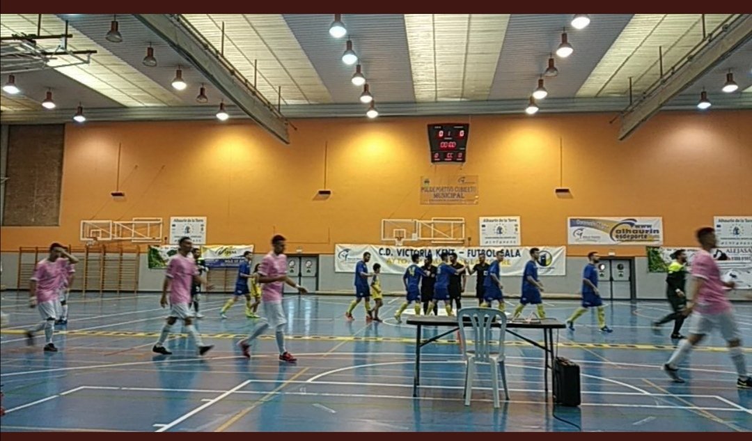 Guerrerofutsal's tweet photo. Jornada 5 #GV2B

⚽ @VictoriaKentFS 3--3 @Atl_CarranqueFS

En un partido que hubo polémica y con doblete del pívot local @pablolloret3, los de Alhaurin y el conjunto Carranqueños se reparten los puntos

#sabado #futbolsala #gol #futbol #jugada #jugador https://t.co/uxvSmfPVUy