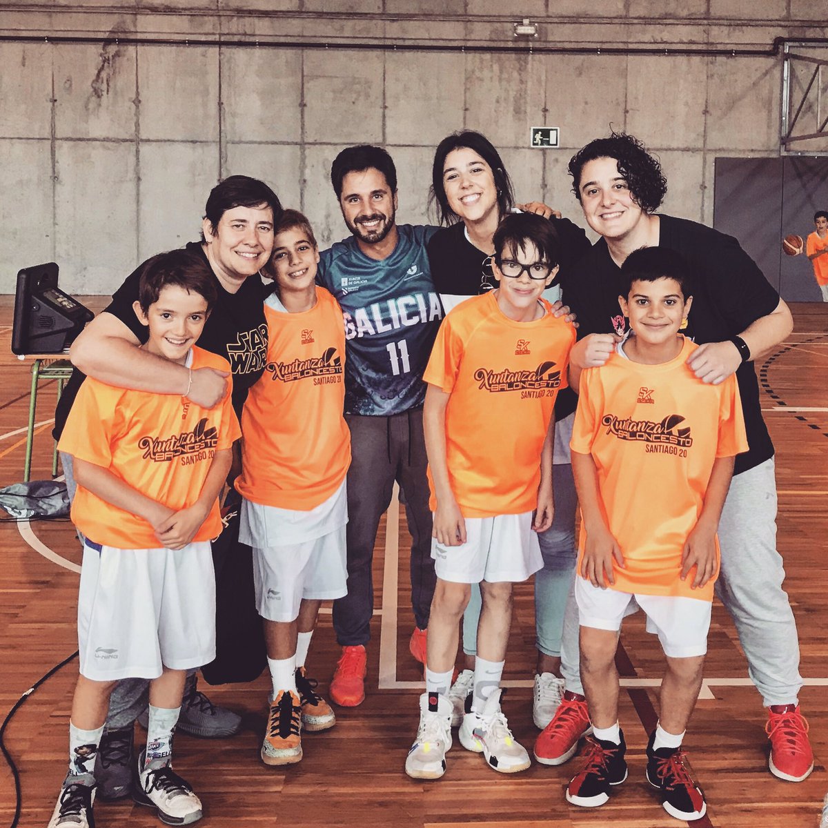 roi11vega's tweet photo. Sábado Kilométrico... cómo no de BASKET. #Xuntanza #Santiago 20 ⚪️🔵⚪️ Reencuentro con parte de la familia @CampTiroLibre #DanVida 🏀
Mañana #EBAGameDay vs León https://t.co/JFltXFeJlE