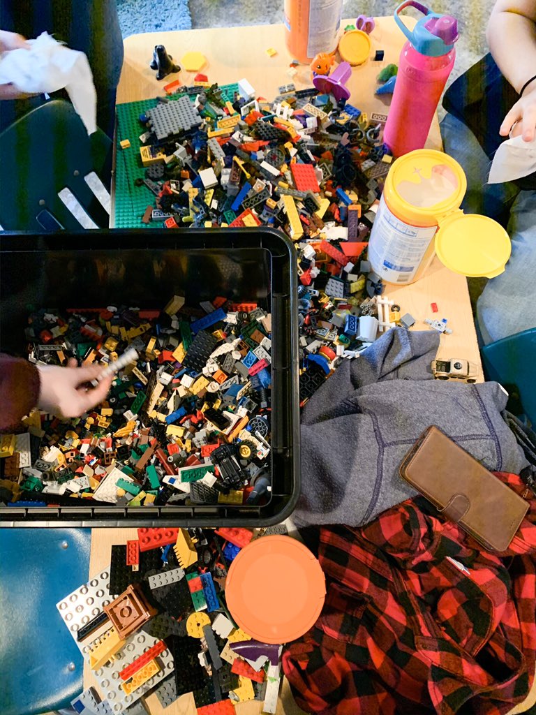 CANYON_KEYCLUB's tweet photo. Today, Canyon Key Club pairs with Colorx wipes to disinfect thousands of legos #thecleanestlegosyouveeverseen https://t.co/TFM9dLD8B7