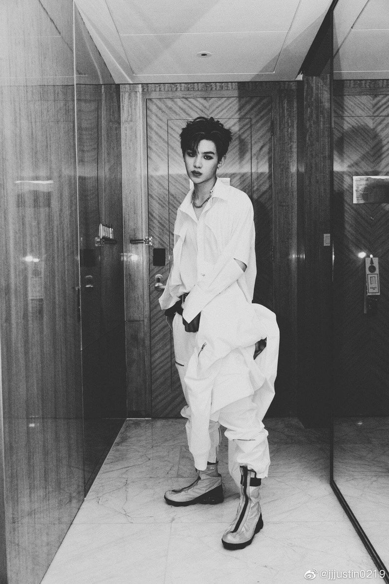 NINEPERCENTTH_'s tweet photo. 191013 JUSTIN weibo update✨
[trans] :

“เวลาผ่านไปเร็วมาก
คอนเสิร์ตที่รอมานานก็จบแล้ว
วันนี้มีความสุขมากจริงๆครับ
nine percent forever❤️
(เเจ็คเก็ต : twoex2
เสื้อ : twoex2
กางเกง : twoex2)”

#NINEPERCENT #JustinHuang #黄明昊 #Trans9TH
#NinePercent告别演唱会 (3) https://t.co/df6Aoyq4Wu